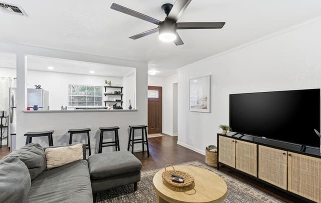 4-bedroom rental at 434 Pinewood Ln in San Antonio, TX — photo 5