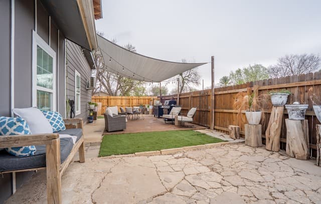 5-bedroom rental at 1022 Linden in San Antonio, TX — photo 2