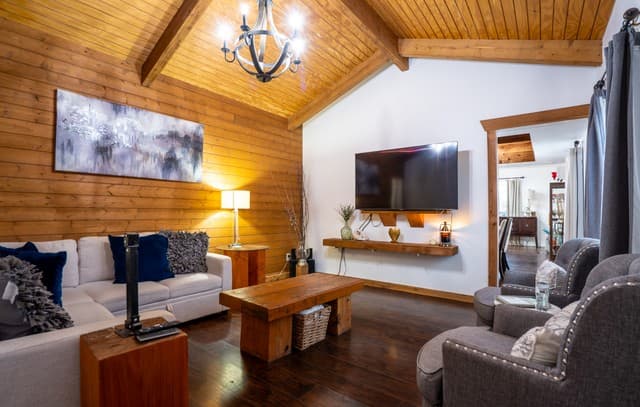 5-bedroom rental at 1022 Linden in San Antonio, TX — photo 3