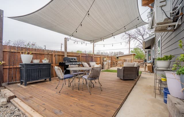 5-bedroom rental at 1022 Linden in San Antonio, TX — photo 4