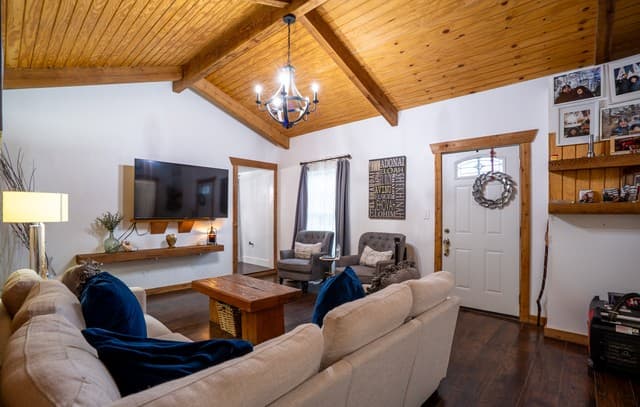 5-bedroom rental at 1022 Linden in San Antonio, TX — photo 5