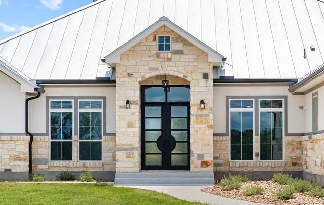 4-bedroom rental at 3828 Palomino Springs in Bandera, TX — photo 2
