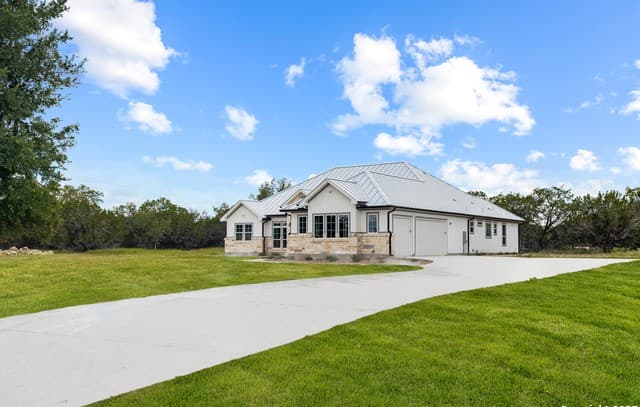 4-bedroom rental at 3828 Palomino Springs in Bandera, TX — photo 4