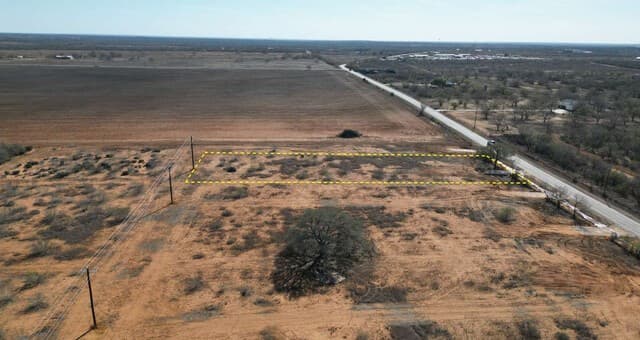 rental at 1643 County Road 422 in Pleasanton, TX — photo 2