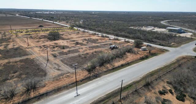 rental at 1643 County Road 422 in Pleasanton, TX — photo 3