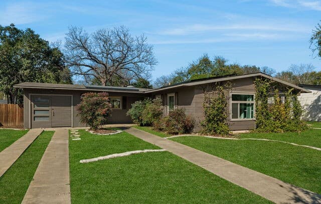 2-bedroom rental at 221 Seford Dr in Terrell Hills, TX — photo 2