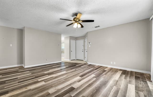 3-bedroom rental at 2619 Kingswell Ave in San Antonio, TX — photo 5