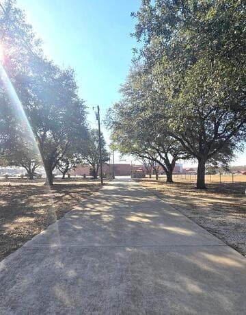 5-bedroom rental at 18970 W Fm 2790 in Lytle, TX — photo 3