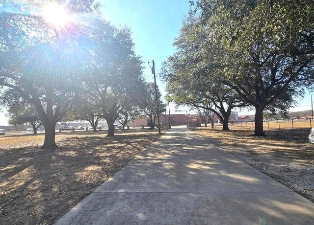 5-bedroom rental at 18970 W Fm 2790 in Lytle, TX — photo 4