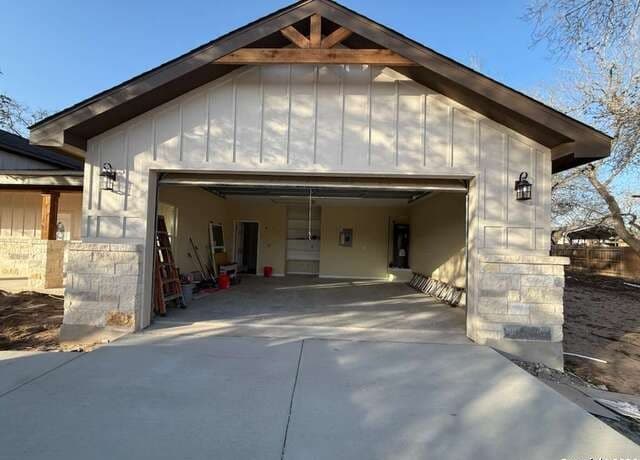 4-bedroom rental at 48 Grey Fox in Poteet, TX — photo 4