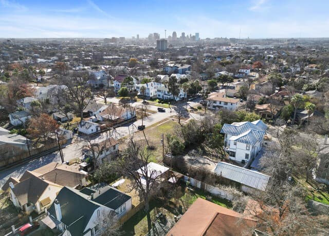rental at 1003 W Woodlawn Ave in San Antonio, TX — photo 2