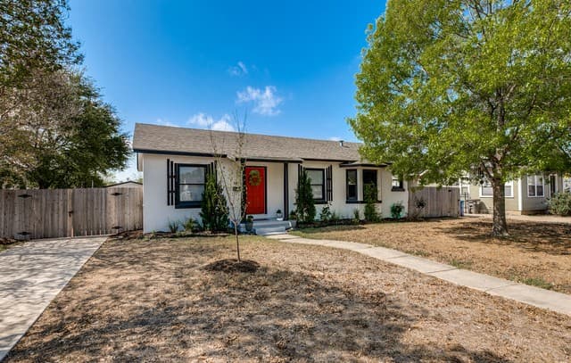 3-bedroom rental at 2018 W Mulberry in San Antonio, TX — photo 2