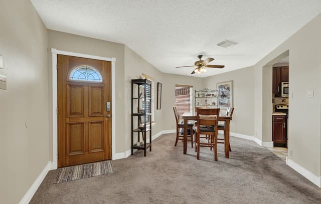 3-bedroom rental at 6111 Sinclair in San Antonio, TX — photo 4