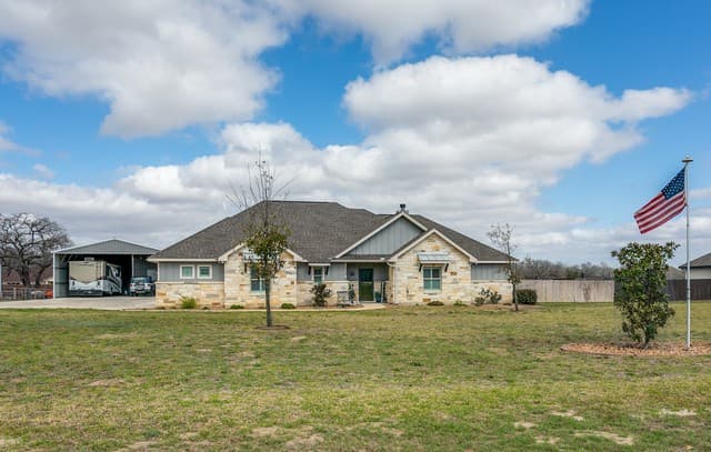 4-bedroom rental at 220 Cibolo Ridge in La Vernia, TX — photo 1