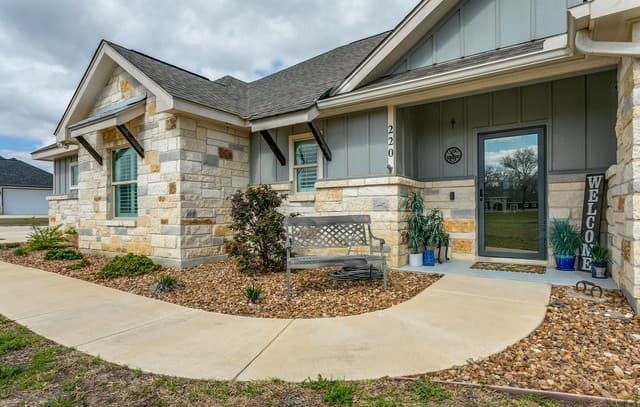 4-bedroom rental at 220 Cibolo Ridge in La Vernia, TX — photo 3