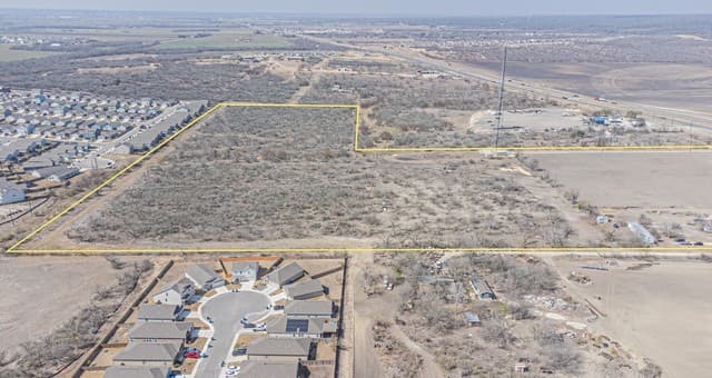 rental at 13898 W US Highway 90 in San Antonio, TX — photo 3