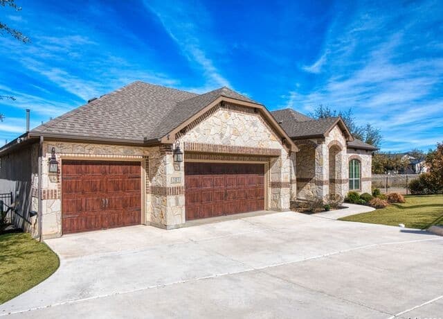 4-bedroom rental at 101 El Cielo in Boerne, TX — photo 2