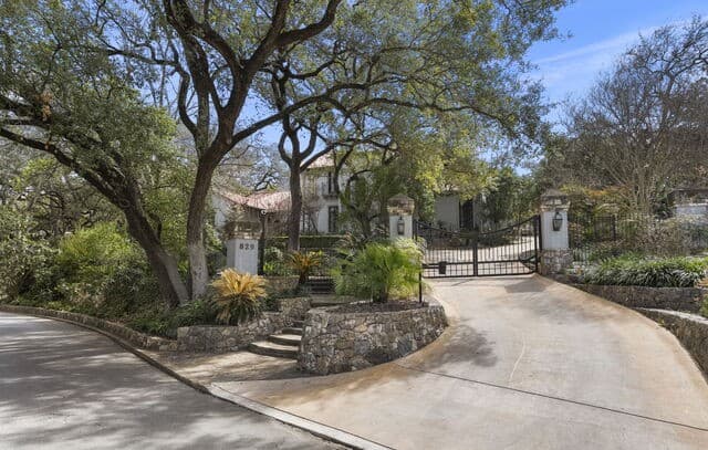 6-bedroom rental at 829 Contour Drive in San Antonio, TX — photo 4