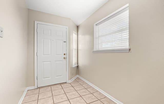 3-bedroom rental at 16710 Henderson Pass in San Antonio, TX — photo 2