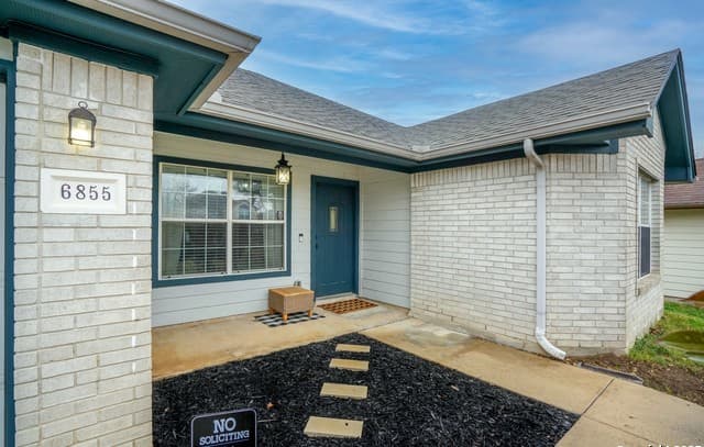 3-bedroom rental at 6855 Atlas in San Antonio, TX — photo 5