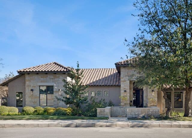 4-bedroom rental at 3915 El Chamizal in San Antonio, TX — photo 2