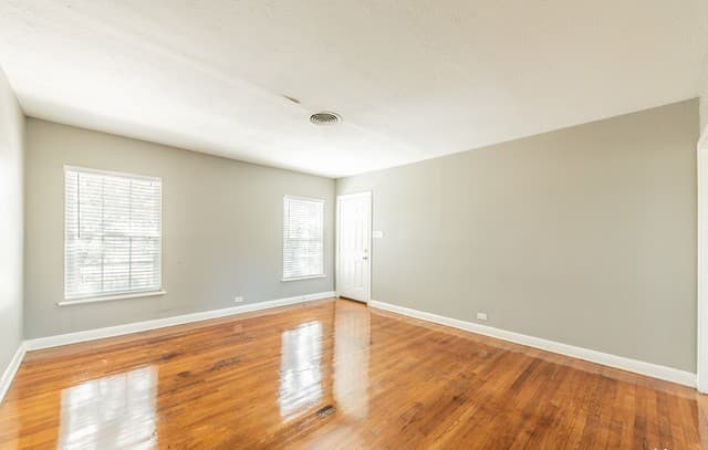 2-bedroom rental at 553 Club Dr Unit 4 in San Antonio, TX — photo 2
