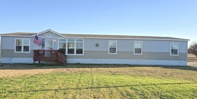 5-bedroom rental at 250 County Road 4631 in Hondo, TX — photo 2