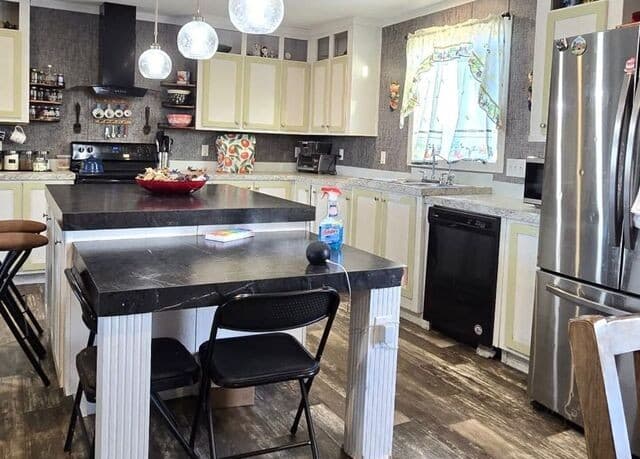 5-bedroom rental at 250 County Road 4631 in Hondo, TX — photo 5