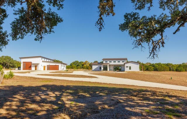 4-bedroom rental at 925 Clearwater Canyon in Bandera, TX — photo 5