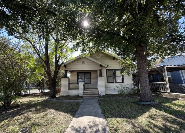 4-bedroom rental at 2246 E Houston St in San Antonio, TX — photo 2