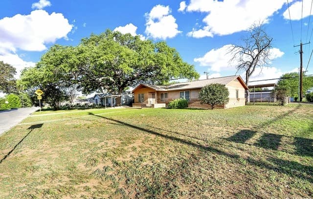 3-bedroom rental at 383 Nash Blvd in San Antonio, TX — photo 5