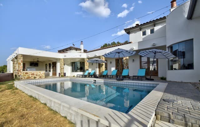 4-bedroom rental at 202 Waterstone Pkwy in Boerne, TX — photo 2