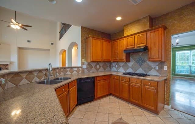 5-bedroom rental at 1414 Mesa in San Antonio, TX — photo 4