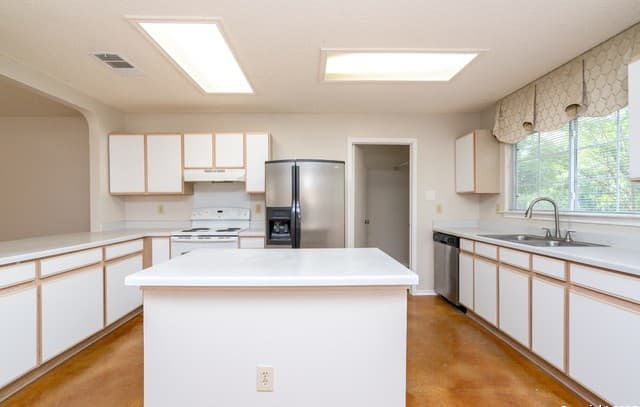 3-bedroom rental at 5731 Bypass in San Antonio, TX — photo 2