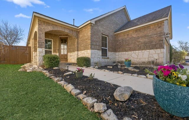 3-bedroom rental at 7634 Kings Spring in San Antonio, TX — photo 2