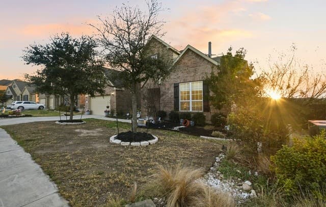 5-bedroom rental at 25737 Comanche in San Antonio, TX — photo 2
