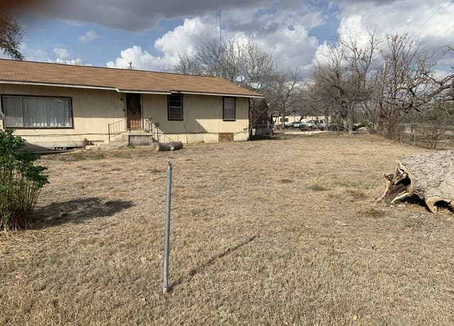 3-bedroom rental at 114 6th in Natalia, TX — photo 1
