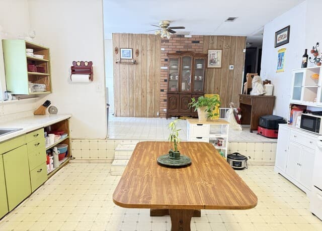 3-bedroom rental at 114 6th in Natalia, TX — photo 2