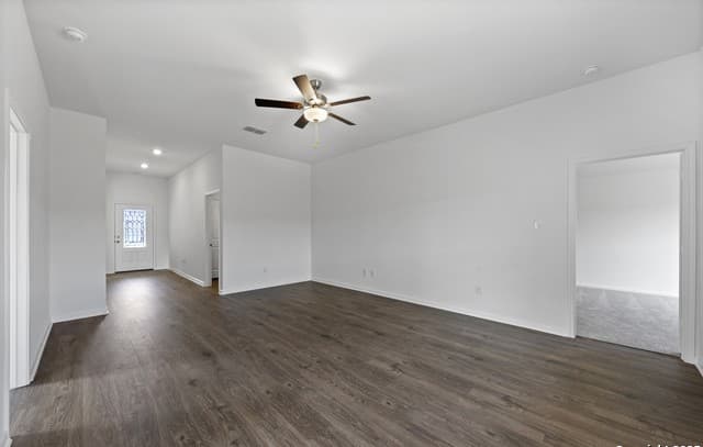 4-bedroom rental at 16170 Farmer in Lytle, TX — photo 3