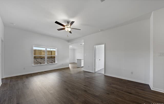 4-bedroom rental at 16170 Farmer in Lytle, TX — photo 5