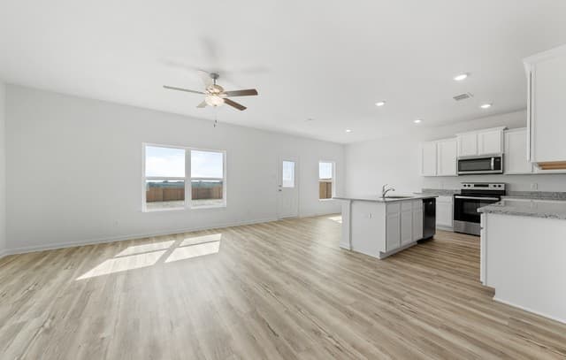 5-bedroom rental at 16174 Farmer in Lytle, TX — photo 4