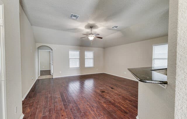 3-bedroom rental at 348 Buckboard in Cibolo, TX — photo 4