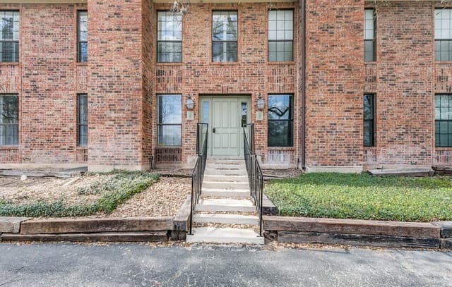 2-bedroom rental at 201 Ellwood Unit 114 in San Antonio, TX — photo 2