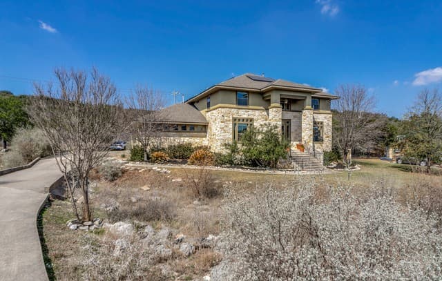 5-bedroom rental at 643 Ridge Trce in San Antonio, TX — photo 3