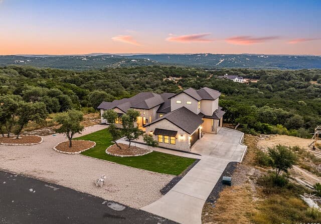5-bedroom rental at 1848 Private Road 2771 in Mico, TX — photo 2