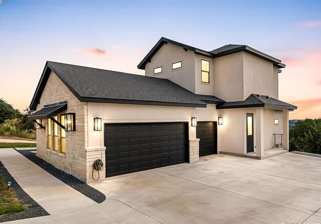 5-bedroom rental at 1848 Private Road 2771 in Mico, TX — photo 3