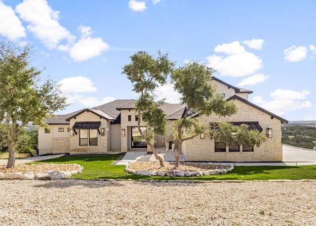 5-bedroom rental at 1848 Private Road 2771 in Mico, TX — photo 4
