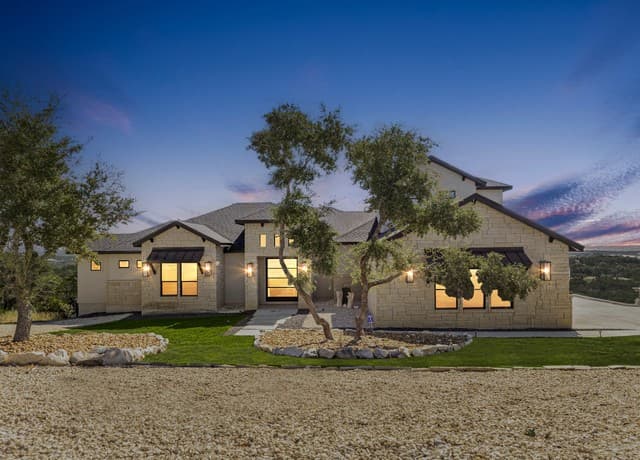 5-bedroom rental at 1848 Private Road 2771 in Mico, TX — photo 5