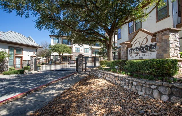 2-bedroom rental at 7342 Oak Manor Unit 7109 in San Antonio, TX — photo 2