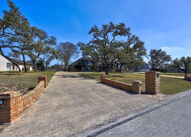 4-bedroom rental at 29540 Red Bud Hill in Boerne, TX — photo 4